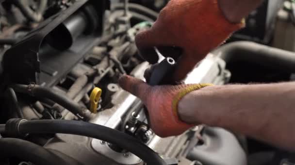 Automechaniker Repariert Auto Motor Autowerkstatt Nahaufnahme — Stockvideo