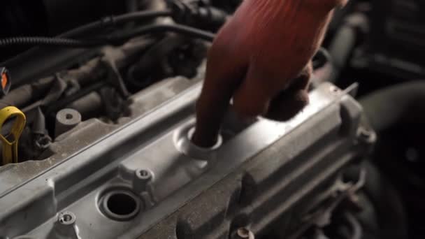 Automechaniker Repariert Auto Motor Autowerkstatt Zündkerzen Austausch — Stockvideo