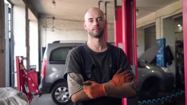 Retrato Mecánico Coche Fondo Taller Reparación Automóviles — Vídeos de Stock