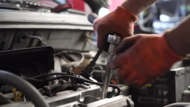 Otomobil tamircisi araba motorunu tamir eder. oto tamirhanesi.