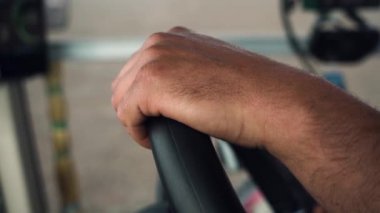 Çiftçinin eli bir traktörün direksiyonunu kontrol eder. mısır ekiyorum..