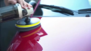 Bir araba vücudunu cilalama makinesiyle cilalamak. yakın plan