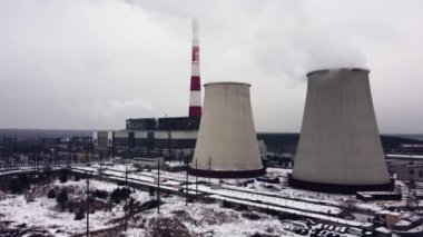 İklim değişikliği. Termik santral atmosfere zararlı maddeler yayıyor. Çevre kirliliği. Hava görünümü.