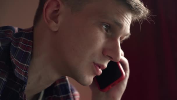 Lächelnder Junger Mann Bei Einem Gespräch Auf Dem Handy — Stockvideo