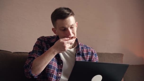 Gelukkige Jongeman Eet Pizza Werkt Achter Computer Binnenland Afgelegen Werk — Stockvideo