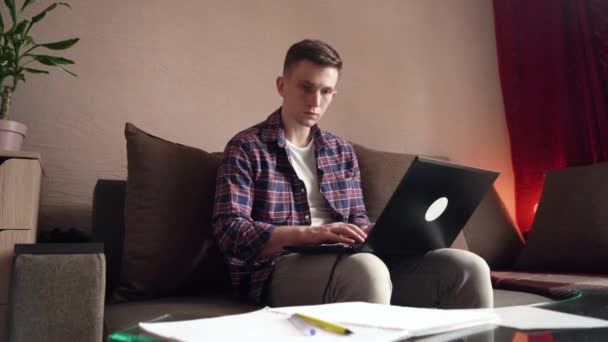 Een Jongeman Werkt Thuis Met Een Computer Quarantaine Isolatie Knusse — Stockvideo