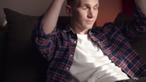 Zufriedener Ruhiger Kaukasischer Attraktiver Junger Mann Der Sich Daheim Wohnzimmer — Stockvideo