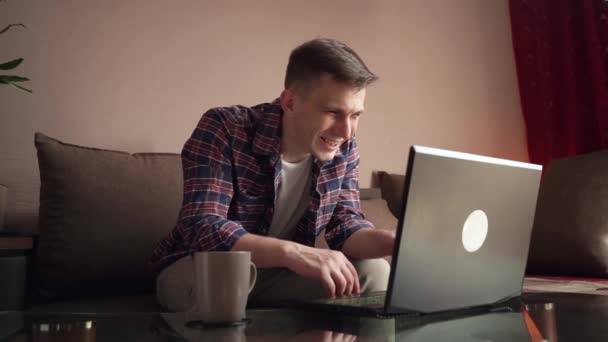 Šťastný Mladý Muž Komunikuje Prostřednictvím Video Spojení Pomocí Notebooku Zatímco — Stock video