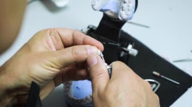 Bir diş teknisyeni takma diş yapar. Laboratuvar. yakın plan