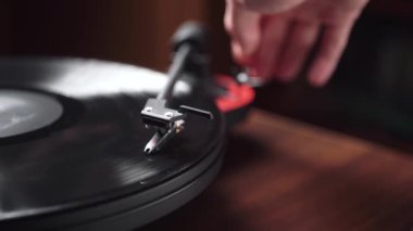Vinil çalar piyasaya sürülüyor. yakın plan.
