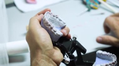 Bir diş teknisyeni takma diş yapar. Laboratuvar. yakın plan