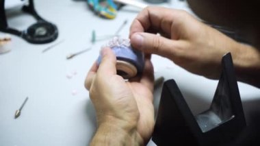 Diş kaplaması oluşturma ve diş teknisyeninin bıraktığı izlenim. yakın plan