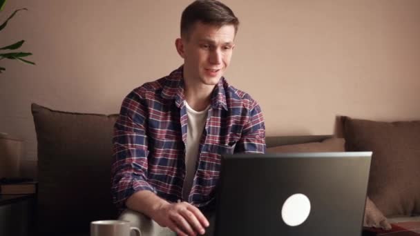 若い男は悪い知らせを受けた ノートパソコンの仕事 — ストック動画