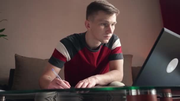 Genç Adam Evde Çalışıyor Dokümanları Doldurun — Stok video