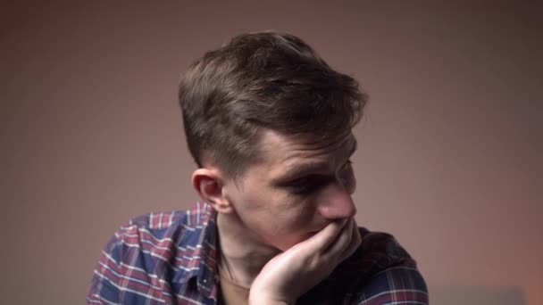 Fatigué Jeune Homme Caucasien Massant Les Tempes Tête Migraine — Video