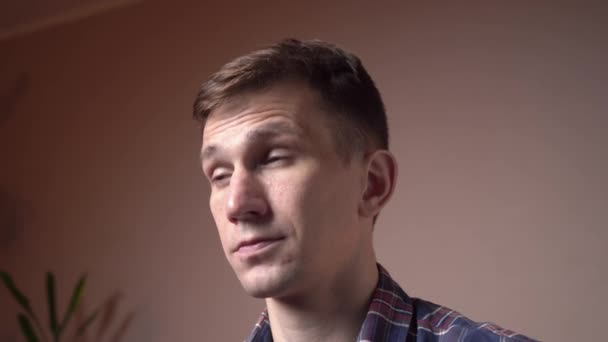 Fatigué Jeune Homme Caucasien Massant Les Tempes Tête Maux Tête — Video