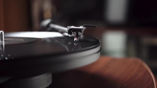 ヴィンテージレコードプレーヤー 木のテーブルの上で パノラマ — ストック動画