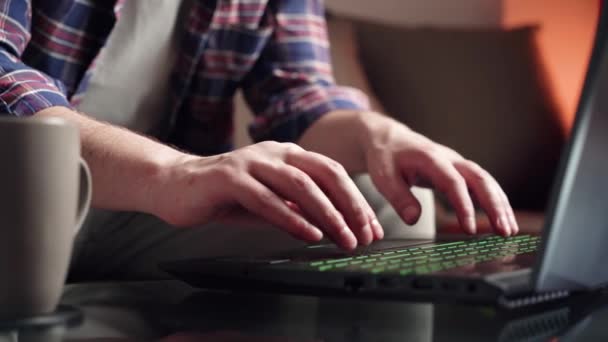 Junger Mann Bei Der Handarbeit Laptop Computer Heimischen Tisch Nahaufnahme — Stockvideo