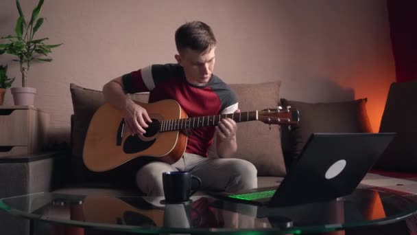 Genç Adam Akustik Gitar Çalmayı Öğreniyor Çevrimiçi Öğrenme — Stok video