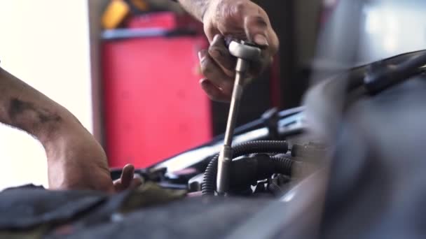 Mecánico Automóviles Repara Motor Coche Reemplazo Del Inyector Combustible — Vídeo de stock