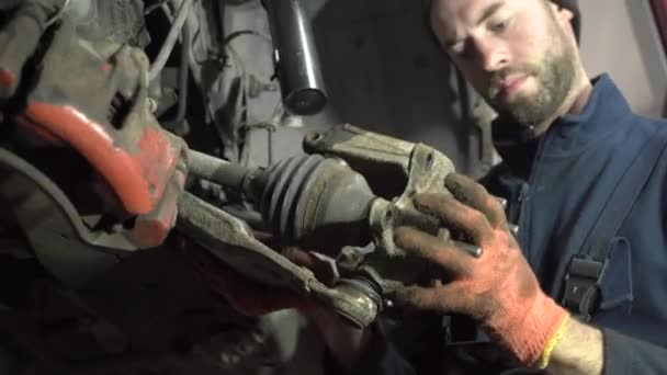 Biały Łysy Mechanik Naprawia Podwozie Starego Samochodu Warsztat Samochodowy — Wideo stockowe