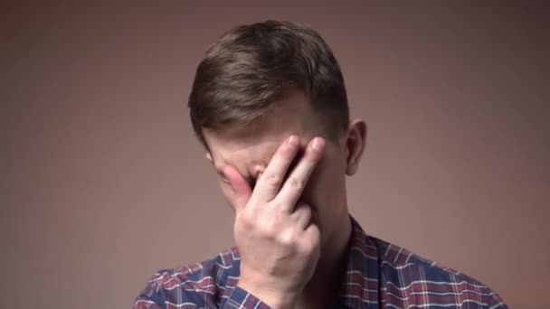 Fatigué Jeune Homme Caucasien Massant Les Tempes Tête Maux Tête — Video