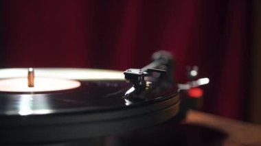 Samimi bir odada vinil çalar. Yakın plan. başlatma.