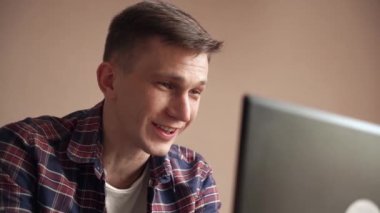 Şaşırmış neşeli adam mektupları bilgisayarda okuyor. Haberler iyi. Şiddetli tepki yakın plan