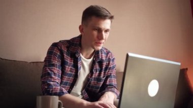 Genç mutlu adam postayla iyi haberler aldı. Mutlu tepkiler. dizüstü.