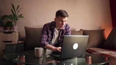 Genç mutlu adam postayla iyi haberler aldı. Mutlu tepkiler. Bilgisayar. yakın plan