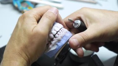 Diş teknisyeni diş protezleri üretir. Laboratuvar. yakın plan.