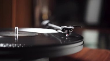 Vinil plak çalar. Tahta bir masada. yakın plan.
