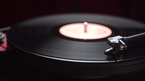 Launching Vintage Vinyl Player Close Black Vinyl Record — Stock Video