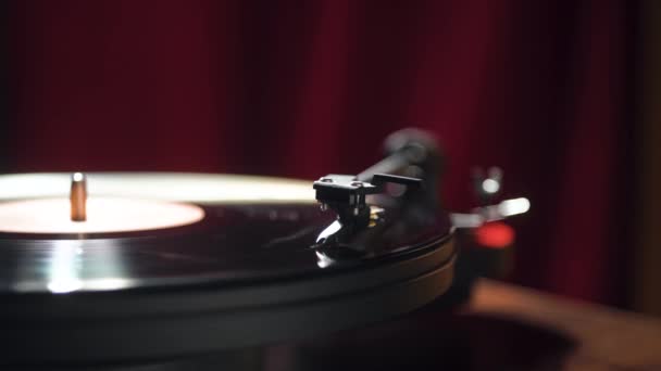 Lecteur Vinyle Vintage Dans Une Chambre Confortable Gros Plan Lancement — Video