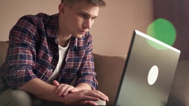 Jovem Sentado Sofá Com Laptop Trabalhando Partir Conceito Casa Trabalho — Vídeo de Stock