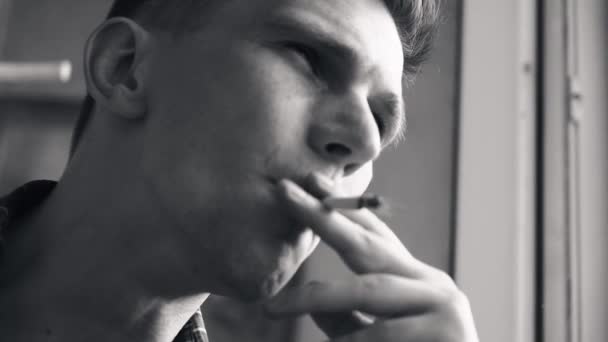 Junger Trauriger Mann Raucht Eine Zigarette Nahaufnahme Dramatische Szene — Stockvideo