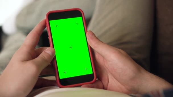 先頭へ戻る緑のモックアップ画面スマートフォンの男のビュー トラッキングマーカー付きクロマキー — ストック動画