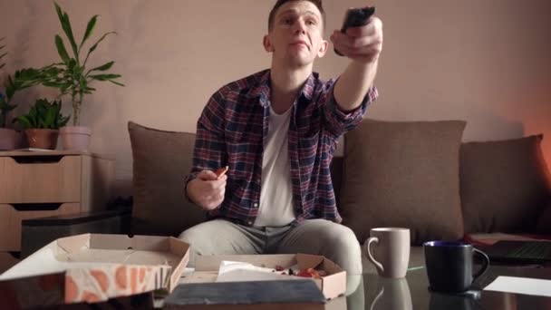 Glücklicher Junger Mann Beim Pizza Essen Während Hause Vor Dem — Stockvideo