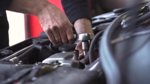 Mecánico Automóviles Reparar Motor Coche Viejo — Vídeo de stock