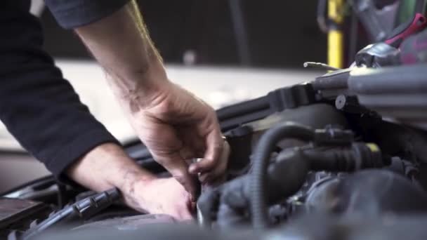 Autószerelő Megjavítja Egy Régi Autó Motorját Közelkép — Stock videók