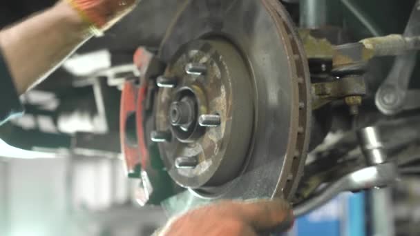 Der Junge Automechaniker Repariert Ein Altes Auto Montage Von Autoaufhängungen — Stockvideo