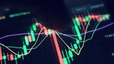 Makro plan. Kripto para piyasasını kontrol etmek için eller akıllı telefon ekranına.