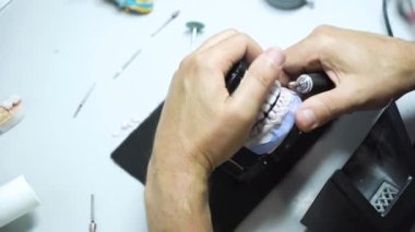 Diş teknisyeni diş protezleri üretir. Laboratuvar. yakın plan.