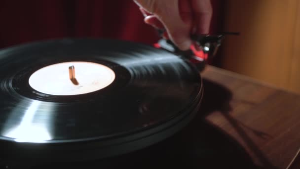 Launching Vintage Vinyl Player Close Black Vinyl Record — Stock Video