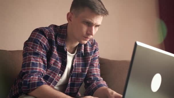 Een Jongeman Werkt Thuis Met Een Computer Quarantaine Isolatie — Stockvideo