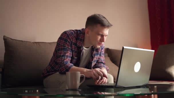 Młody Facet Ogląda Śmieszne Filmy Laptopie Śmiech Wyposażenie Domu — Wideo stockowe