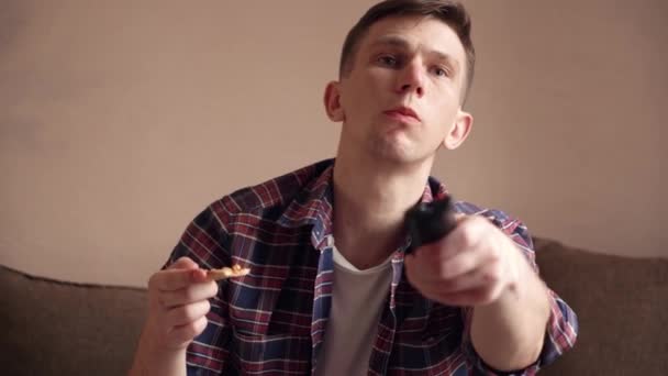 Jeune Homme Heureux Mange Pizza Tout Regardant Télévision Assis Maison — Video