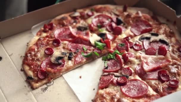 Hombre Toma Una Jugosa Pizza Caliente Caja Primer Plano — Vídeo de stock
