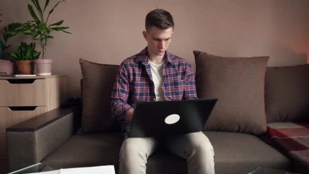 Seorang Pemuda Bekerja Dari Rumah Menggunakan Komputer Karantina Isolasi Kamar — Stok Video