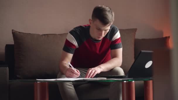 Der Junge Mann Studiert Hause Fernstudium Quarantäne — Stockvideo